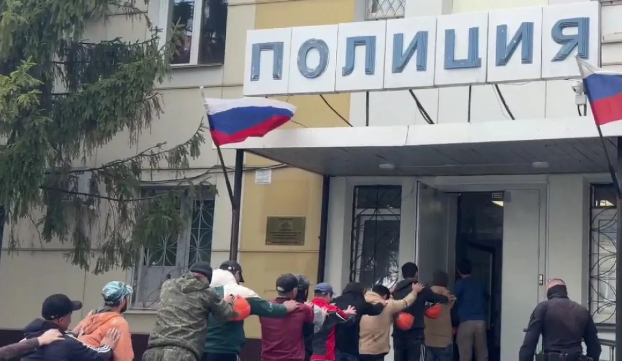 Вечёрка Почти полсотни нелегалов задержали на рынке и стройке в Челябинске Сотрудники МВД задержали 45 гастарбайтеров в ходе рейда на оптовый рынок в пригороде и одну из строек в Челябинске Нарушителей доставили в отделы полиции Их проверили на причастность к преступлениям а также сняли отпечатки пальцев и внесли в базы Рейд по мигрантам прошел при силовой поддержке бойцов ОМОН Росгвардии Сначала силовики нагрянули на рынок Караван У торговцев проверили документы подтверждающие законность пребывания и работы в РФ Оказалось что 15 иностранцев трудились незаконно их доставили в отдел полиции в Центральном районе Еще 30 нелегалов обнаружили на стройке в Советском районе Двух из них выдворят из страны Читайте Вечерку там где удобно Дзен ВКонтакте Одноклассники Max подробнее на канале Вечёрка