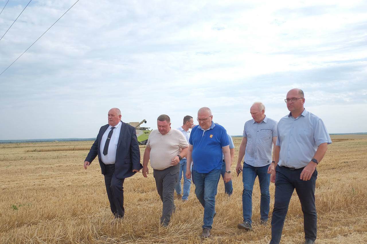 В Уржумском районе встретился с механизаторами сельхозпредприятия «Рассвет» Наши аграрии всегда ответственно и своевременно подходят к работе. Сейчас у них горячая пора — уборка зерновых. Работы идут по плану и без сбоев: техника новая, горючего и запчастей хватает. Главное — люди работают в комфортных условиях. Современные комбайны с удобным управлением и кондиционерами в кабине. Особенно приятно видеть молодых ребят, которые идут на практику к опытным специалистам. Значит, есть кому продолжать наше сельское хозяйство. Урожай обещает быть хорошим — это главное.