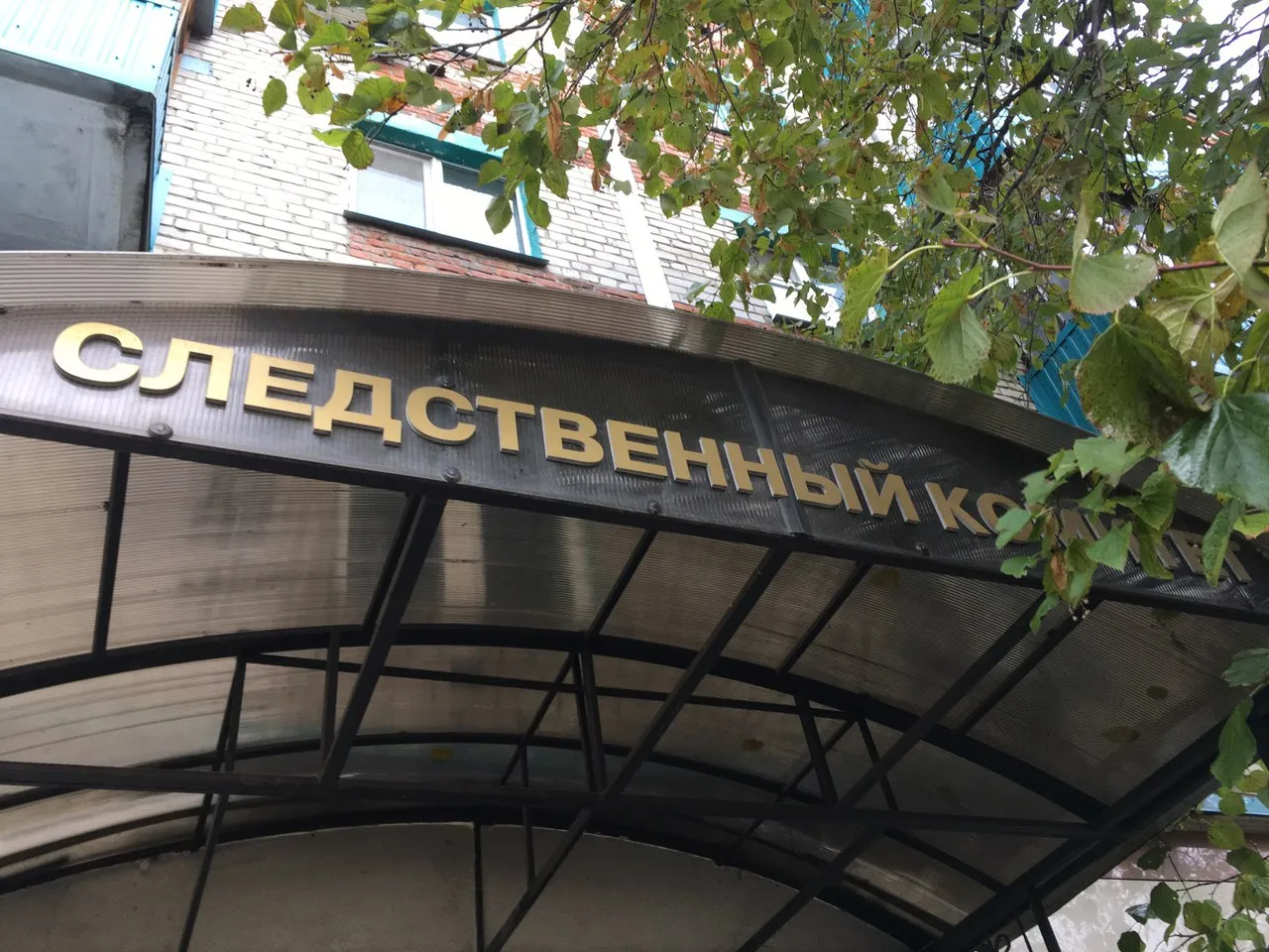СК завершил расследование атак дронов на военные аэродромы России Четверых водителей из Челябинска обвинили в том что они доставили украинские беспилотники к военным аэродромам По версии следствия дальнобойщики в конце мая 2025 года выехали из Челябинска с грузом каркасных домов В крышах были спрятаны дроны 1 июня сотрудники СБУ дистанционно активировали их когда фуры оказались у аэродромов Дягилево Оленья Иваново и Белая Ущерб Минобороны оценили в 2 млрд рублей Обвиняемые Андрей Меркурьев Александр Зайцев Михаил Рюмин и Сергей Канурин свою вину не признают Защита утверждает что водители выполняли обычный коммерческий рейс и не знали о грузе Некоторые из них после атаки даже пытались сбить дроны рискуя жизнью Организаторы преступления супруги Артём и Екатерина Тимофеевы и некий Борисовский скрылись и объявлены в розыск Один из водителей Василий Пытиков погиб при взрыве в Амурской области дело в отношении него прекращено Материалы дела насчитывают 90 томов После ознакомления обвиняемых с ними дело передадут в суд