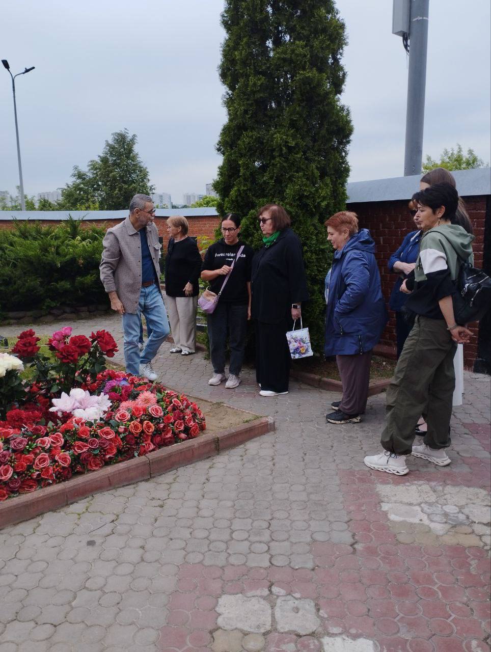 На Борисовское кладбище приехали мамы Алексея и Юлии Навальных, а также родители Ильи Яшина У могилы Алексея прочли поминальную молитву. Церемонию провел священник Димитрий Сафронов — бывший иерий московского храма Покрова Пресвятой Богородицы на Лыщиковой горе. В апреле 2024 года ему на три года запретили служить из-за проведения поминальных служб на могиле Навального. Фото и видео: SOTAVision, подписчики «Сирены»