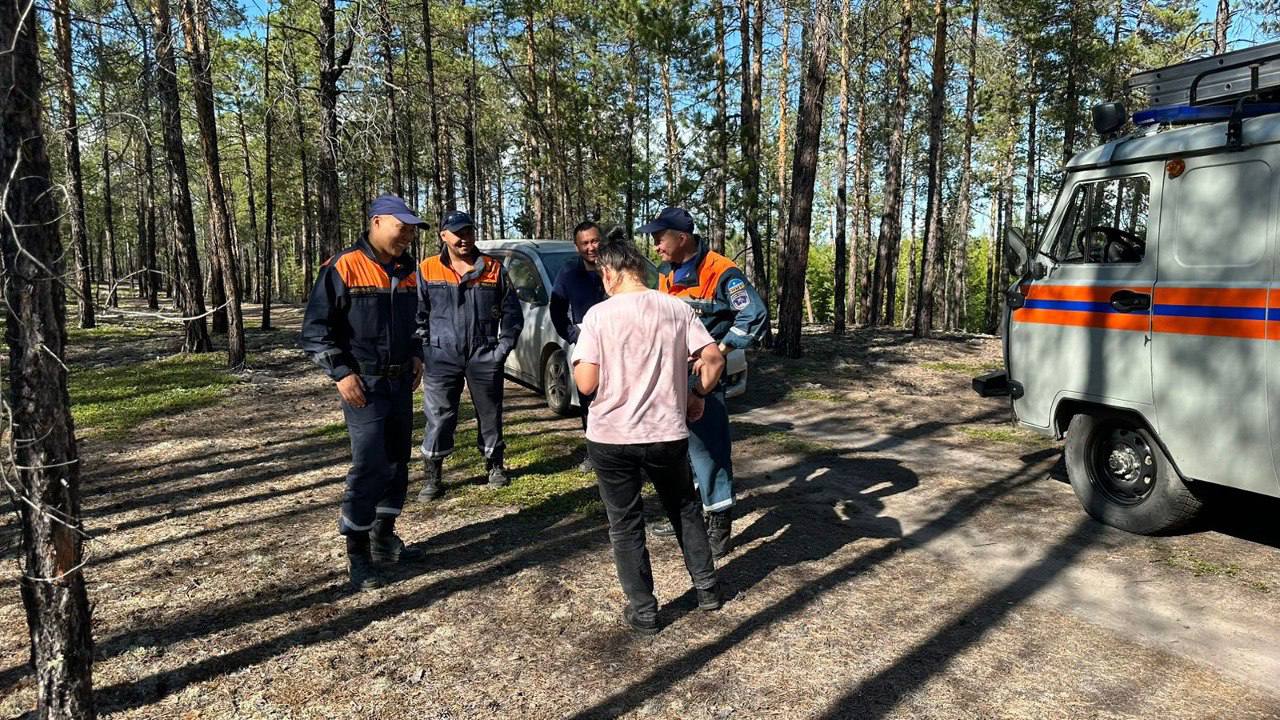 В районе Маганского тракта спасатели нашли заблудившуюся женщину Сегодня женщина поехала одна за ягодами и не смогла найти дорогу назад Благодаря мобильной связи спасатели по телефону подсказали ей как определить координаты через смартфон Получив геолокацию они быстро прибыли на место   Её жизни и здоровью ничего не угрожает Фото Служба спасения Якутии   YakutiaMedia Новости Якутии