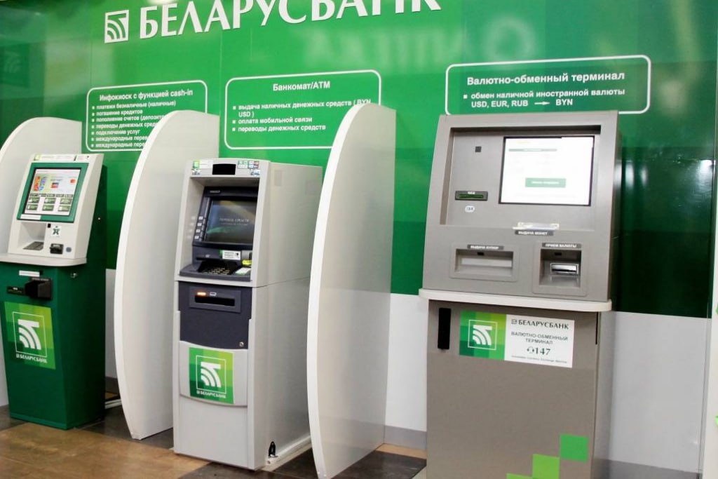 Беларусбанк завершил техническое обновление карты и сервисы работают в обычном режиме Как сообщили в банке ранее запланированные перерывы в работе сервисов и карточных продуктов 28 декабря с 01 00 до 10 00 отменены Все системы функционируют в штатном режиме   Клиенты могут без ограничений пользоваться банковскими картами доступны все виды платежей переводы с карты на карту снятие наличных работа устройств самообслуживания а также сервисы Интернет и Мобильного банкинга   При этом операции по погашению кредитной задолженности через дистанционные каналы устройства самообслуживания и отделения банка а также операции по вкладным счетам будут планово возобновлены в понедельник 29 декабря Подпишись Минская правда MLYN by