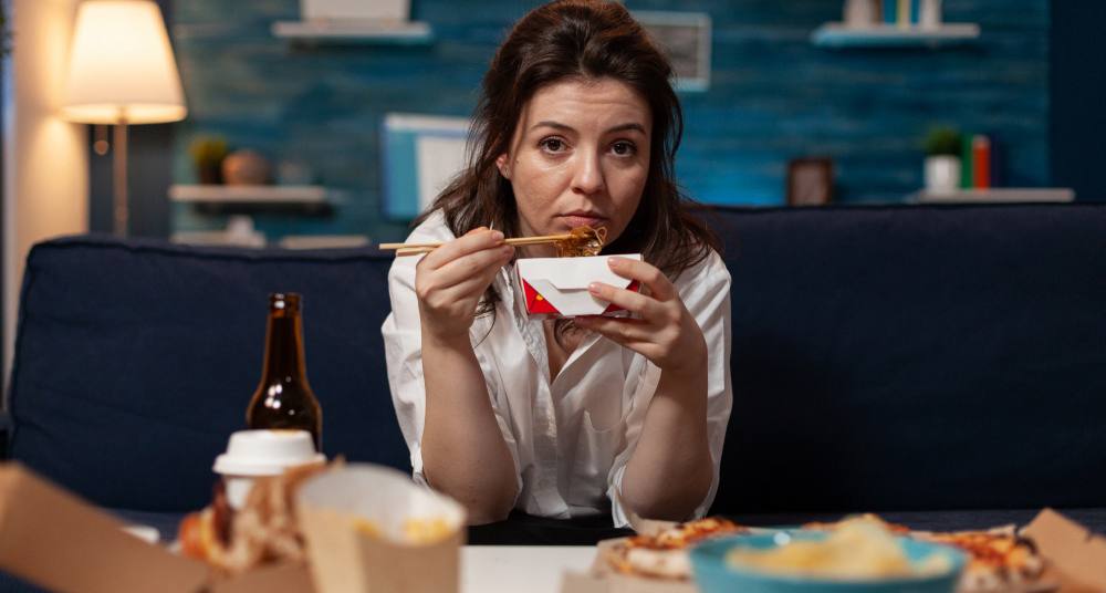 Частое употребление фастфуда связали с риском развития депрессии Новое исследование показало что частое потребление ультрапереработанных продуктов фастфуда сладких напитков и снеков негативно сказывается на психическом здоровье и повышает риск психических расстройств Исследование проводилось в рамках проекта Global Mind Project с участием 400 787 взрослых из 60 стран Участники проходили онлайн тест Коэффициент психического здоровья КЗЗ который оценивал психическое благополучие и симптомы расстройств Автор исследования Тара К Тиагараджан из Sapien Lab отметила что исследование изучало влияние ультрапереработанных продуктов на психическое здоровье учитывая также факторы такие как смартфоны и социальные связи Участников спрашивали о частоте употребления обработанных продуктов и анализ показал чем чаще человек ел ультрапереработанные продукты тем ниже был его психический показатель особенно в отношении депрессивных симптомов Даже у активных людей регулярно занимающихся спортом показатели психического здоровья были хуже при частом употреблении фастфуда Высокий доход не защищал от негативного влияния такой еды Среди молодежи 18 34 лет в англоязычных странах диета оказалась значимой причиной психических расстройств Моделирование показало что от 3 4 до 7 8 случаев психических расстройств могли быть связаны с потреблением ультрапереработанных продуктов Эти продукты содержат нейротоксичные добавки и нарушают микробиом кишечника создавая дефицит питательных веществ необходимых для эмоциональной стабильности Авторы считают что уменьшение потребления этих продуктов может помочь в профилактике депрессии Telegram МAX все наши каналы