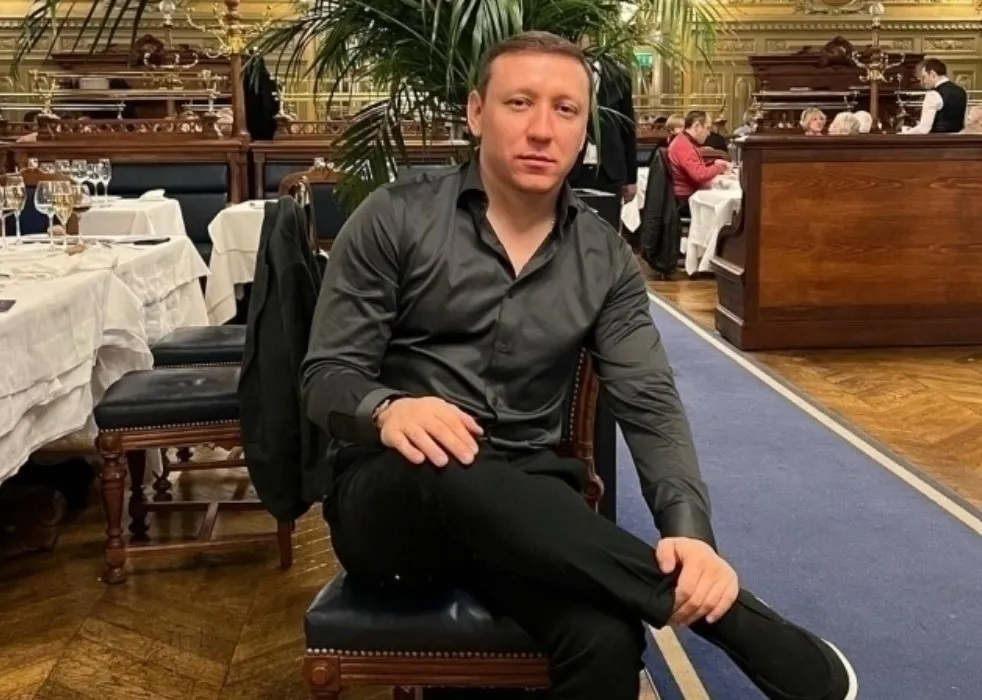 Власти Узбекистана объявили в розыск Равшана Мухитдинова известного как Равшан Золотой Он обвиняется в совершении преступлений по трем статьям Уголовного кодекса   repost uz xuliganstvo i ne tolko Подписывайтесь на Repost