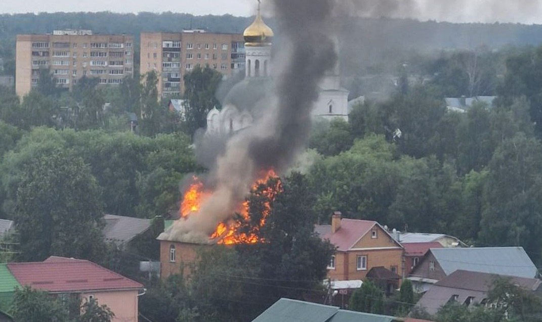 В подмосковной Ивантеевке дрон атаковал жилой дом, в результате чего начался пожар. Пожарные бригады работают на месте для ликвидации возгорания.