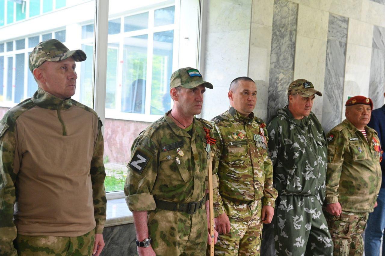 90 млн рублей выделили на реабилитацию участников СВО из Башкирии Деньги направят на именные сертификаты номиналом 52,5 тысячи рублей, которые получат мобилизованные и добровольцы, получившие ранения, травмы или контузию. Первые десять человек уже начали восстановление в реабилитационном центре на базе санатория «Зелёная роща» в Уфе, который появился здесь по поручению Хабирова. Программа включает медицинскую и психологическую помощь, логопедию, социальную адаптацию и профессиональную переподготовку. В ходе комплексной реабилитации обеспечат индивидуальный подход к каждому бойцу, чтобы наши ребята максимально быстро вернулись к активной жизни. На сегодняшний день более 6,5 тысяч участников СВО из Башкирии и членов их семей воспользовались бесплатным санаторно-курортным лечением с момента начала выдачи бесплатных путевок. В республике действует более 40 мер поддержки для бойцов и их семей.