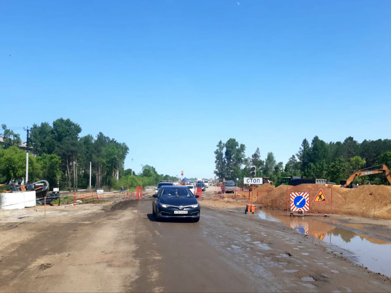 В поселке Аэропорт из-за дорожных работ перекроют выезд со дворов Минтранс Амурской области сообщает информацию для жителей посёлка Аэропорт. С 17 по 27 июня полностью закрыт выезд из дворовой территории между домами №2 и №3. Проезд из двора доступен между домами №1 и №2. Неудобства связаны с переустройством коммунальных сетей теплоснабжения и водоотведения . «Учитывая эти ограничения, настоятельно просим заранее планировать свой маршрут и выезжать с запасом времени, особенно если вы направляетесь в аэропорт. Благодарим за понимание и приносим извинения за временные неудобства!» Реклама