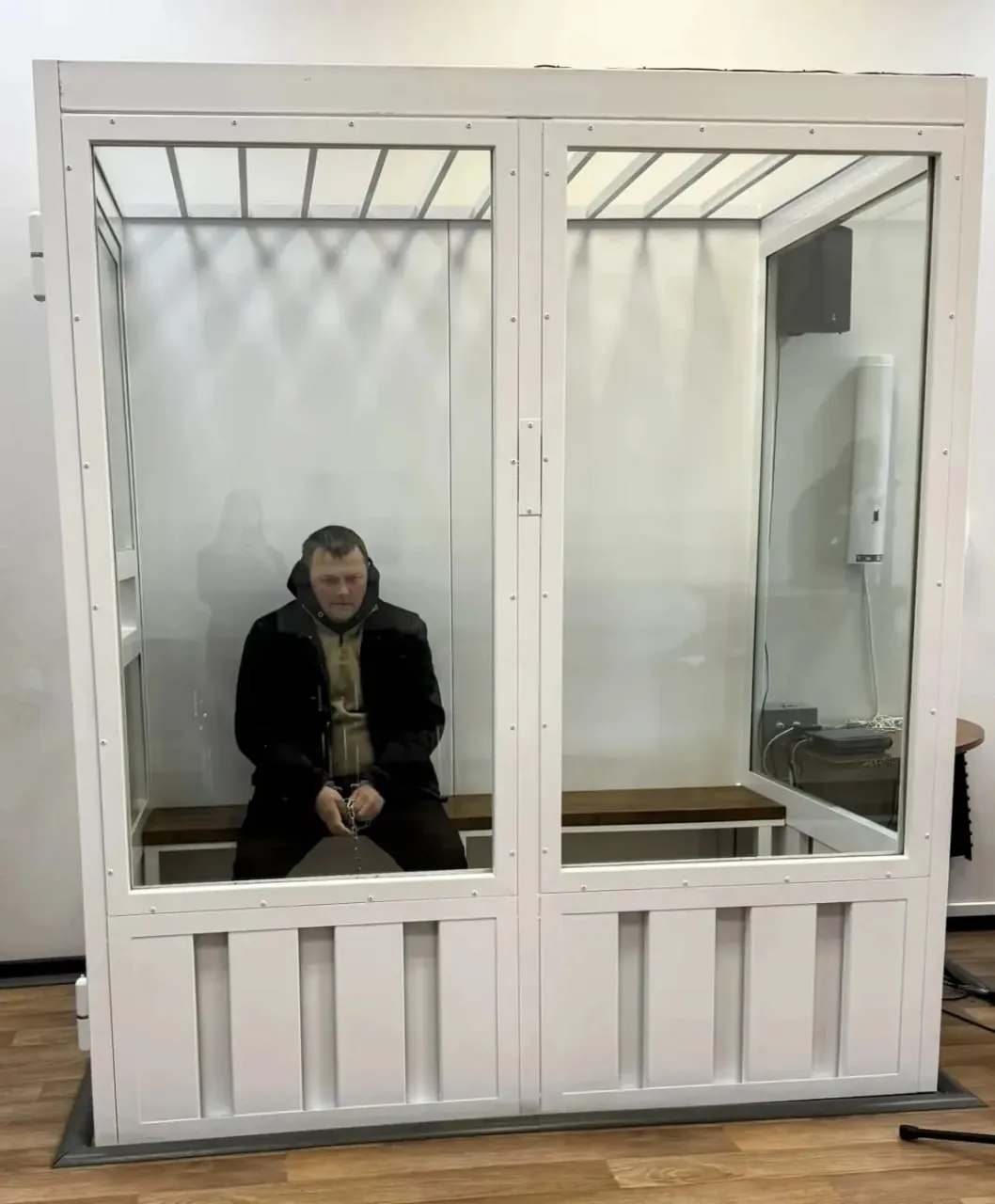 Обвиняемого в убийстве в Светлоярском районе Станислава С отправили в СИЗО до 23 июня Трагедия произошла вчера 23 апреля В многоквартирном доме мужчина застрелил сожителя своей бывшей супруги Фото Объединенная пресс служба судов Волгоградской области Видео здесь
