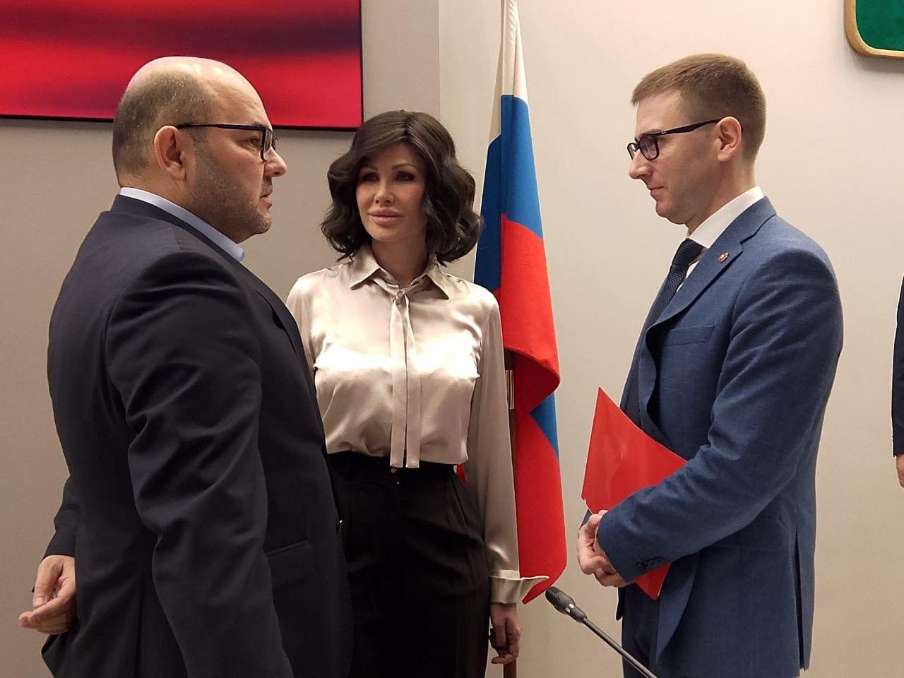 Первая леди Челябинской области теперь официально будет присутствовать на заседаниях областного парламента. Жена губернатора Алексея Текслера, Ирина Николаевна Текслер, получила официальную должность. «На заседании присутствуют глава Челябинска Алексей Александрович Лошкин, первая леди Челябинской области, заместитель председателя Общественной палаты города Челябинска Ирина Николаевна Текслер», — заявил перед началом заседания председатель гордумы Сергей Буяков. Супруга губернатора Челябинской области стала зампредом Общественной палаты региональной столицы в начале апреля. В новом составе палаты 27 человек: врачи, журналисты, педагоги, спортсмены, участники СВО, представители культуры и бизнеса. Состав Общественной палаты обновился на 98%. Возглавила её Анастасия Лапо. Чтобы было не так обидно Ирине Текслер, региональные слуги народа придумали для неё новую красивую должность. #Челябинск