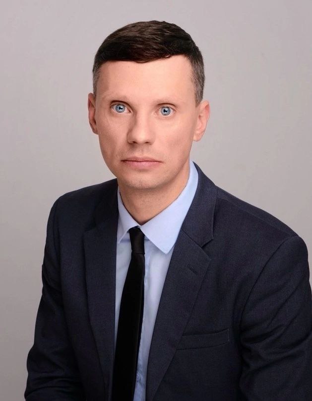 Антон Нарчуганов, руководитель агентства по развитию северных территорий Красноярского края: «Река Енисей — естественная транспортная артерия, соединяющая Транссиб и Севморпуть. Это создает возможность формирования единого логистического коридора с юга на север страны. Особое внимание уделяется развитию арктических опорных городов края. В ряде населенных пунктов уже началась модернизация: строится жилье, обновляется инженерная и социальная инфраструктура. Кроме этого, в порту Диксон будет создана современная база технического обслуживания и бункеровки судов. Это повысит надежность навигации, позволит снизить транспортные издержки и увеличить полезную загрузку судов на маршрутах Северного морского пути. Красноярский край имеет все шансы стать ключевым звеном в развитии Севморпути и всего арктического пространства нашей страны».