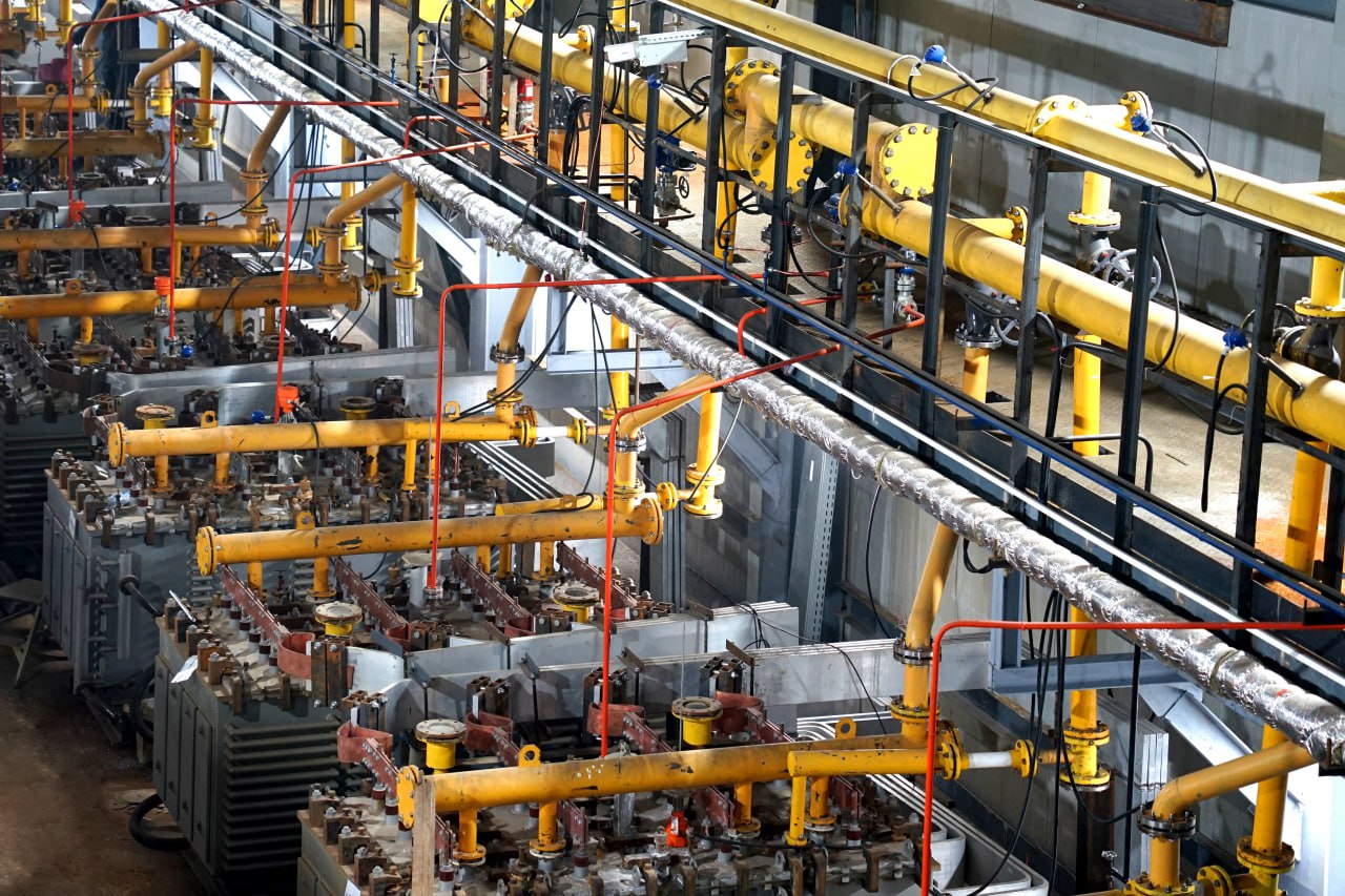 В Росатоме нарастили мощности по производству фтора для конверсии урана На сублиматном заводе Сибирского химического комбината ввели в эксплуатацию новые электролизеры для производства фтора Электролизеры изготовлены из отечественных компонентов производителями из Томской области На заводе продолжается модернизация других участков задействованных в технологическом процессе конверсии Конверсия урана это технологический передел в начальной стадии ядерного топливного цикла который занимает промежуточный этап между добычей и обогащением Продуктом конверсии так называемого сублиматного производства является гексафторид урана это соединение урана и фтора необходимо для разделения изотопов урана в каскадах газовых центрифуг Именно в форме гексафторида обогащённый уран поставляется на заводы по фабрикации ядерного топлива Подписывайтесь на Росатом Оставляйте бусты новость ТВЭЛ СХК