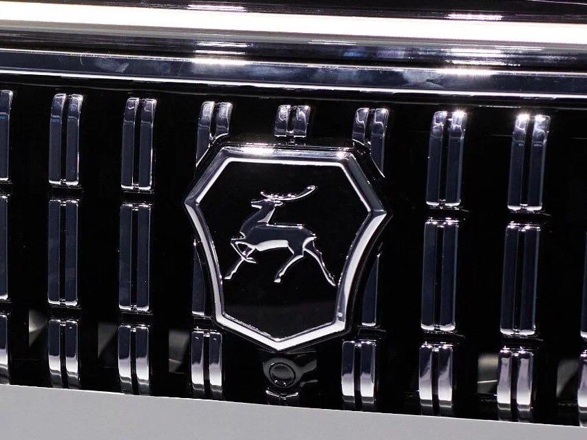 Возрождённая марка Volga готова к премьерам теперь у неё есть пресс служба Впрочем правильнее будет сказать что она перезапущена поскольку пресс служба появилась у бренда ещё в тот период когда его пытались возродить при поддержке Changan Однако с тех пор сменились как сотрудники пресс службы так и технологический партнёр проекта Новые Волги будут построены на базе моделей Geely подтверждением чему служат сертификационные документы В разговоре с Журналом Авто ру новый представитель Volga пообещал поделиться подробностями в ближайшее время при этом на вопрос о сроках запуска не ответил Ожидается что производство автомобилей возрождённой марки начнётся весной Журнал Авто ру online