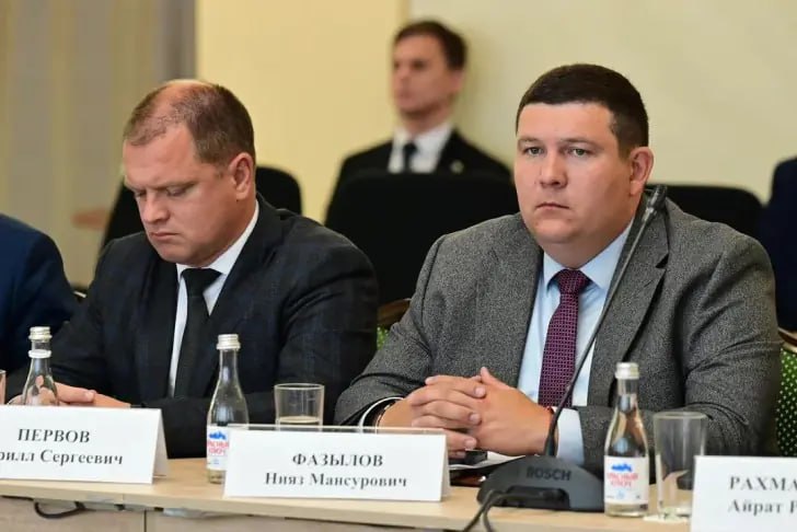 Юмагузинское водохранилище отремонтируют за 8 млрд рублей В Кугарчинском районе прошло рабочее совещание по организации предстоящего ремонта Юмагузинского водохранилища, где присутствовали министр экологии Башкирии Нияз Фазылов, глава районной администрации Марат Искужин, а также представители подрядной организации и эксплуатирующей службы. Так, Юмагузинское водохранилище, введенное в эксплуатацию в 2004 году, впервые за 20 лет получит комплексный капитальный ремонт. В министерстве детально обсудили план предстоящих работ и провели инспекцию подготовительных мероприятий, сообщил Нияз Фазылов. – Срок реализации проекта составляет три года. На протяжении всего периода выполнения работ будет вестись строгий контроль за соблюдением сроков и качеством строительства. После завершения капитального ремонта Юмагузинского гидроузла будет обеспечена безопасная эксплуатация сооружения в условиях изменяющегося климата и уменьшится риск возникновения чрезвычайных ситуаций. На эти работы выделено 432,6 миллиона рублей, из которых 375 миллиона из федерального бюджета. Работы продлятся три года, в ходе которых, отремонтируют дренажную систему, укрепят дамбы, обновят защитные сооружения, восстановят сетчатые ограждения, а также модернизируют системы освещения. Директор Управления по эксплуатации гидротехнических сооружений Сергей Вейденбах уточнил, что уровень воды в водохранилище будет регулироваться в ходе ремонта, но объект не планируется полностью осушать. С его слов, это первый масштабный капремонт с момента ввода сооружения в эксплуатацию. Особое внимание будет уделено безопасности гидроузла в условиях меняющегося климата. Подрядчик предоставит пятилетнюю гарантию на выполненные работы, которые должны быть завершены к ноябрю 2028 года. Проектная документация уже получила положительное заключение государственной экспертизы. Обратная связь Подписаться
