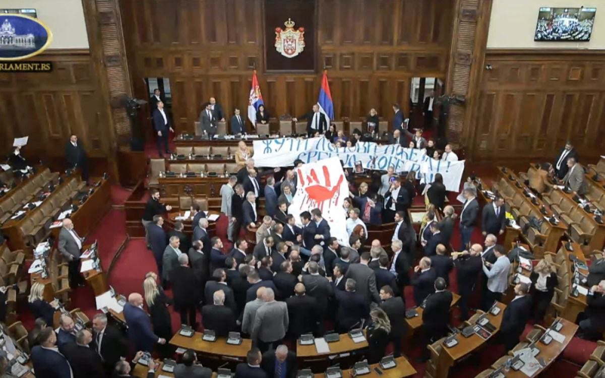 В парламенте Сербии произошла драка  Между депутатами Народной Скупщины от партий власти и оппозиции произошёл конфликт, закончившийся рукоприкладством.  Как сообщают местные СМИ, после объявления повестки сегодняшнего заседания парламента депутаты одного и другого лагеря устроили стоячий перформанс с плакатами. В то время как оппозиция держала плакаты с надписью «Кровавые руки» и «Коррупция убивает», депутаты от правящей коалиции подняли транспаранты «Жёлтые отбросы, коррупция и воровство – ваше второе имя»  Жёлтые – прозвище демократических прозападных партий .  Словесная перепалка в итоге закончилась физическим противостоянием между депутатами у трибуны. Издание «Телеграф» сообщает, что в драку вступили депутат от партии «Движение социалистов» Боян Торбица и лидер оппозиционной Партии Свободы и Справедливости Драган Джилас.  Общую потасовку парламентариев, дерущихся и разнимающих, прекратила спикер Скупщины Ана Брнабич, вызвав охрану.