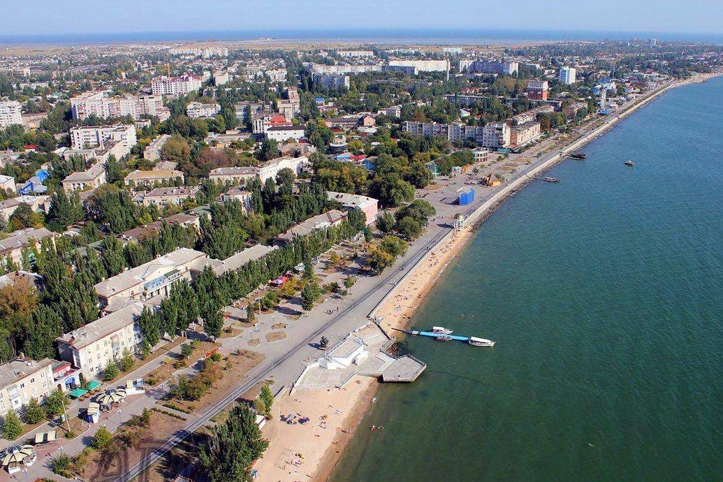 Довезут и догрузят: Бердянск строит ветку к росту К 2030 году грузоперерабатывающая мощность Бердянского морского порта вырастет до 2,4 млн тонн. Увеличение составит более 40% по сравнению с показателем 2024 года — 1,7 млн тонн. Проект предусматривает строительство новой железнодорожной линии от станции Берда до территории порта. Также запланированы обновление портовой инфраструктуры и углубление акватории для приёма тяжёлых судов. Мероприятия направлены на повышение эффективности логистики в Азовском море и усиление транзитного потенциала южного направления. #БольшаяЛогистика #logisticsnews #логистика #импортновости #ЛогистическиеРешения