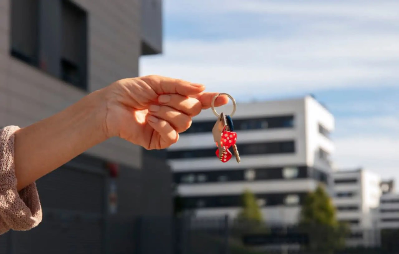 В России хотят ввести должность омбудсмена по недвижимости который защищал бы участников квартирных сделок от возможных афер по схеме Ларисы Долиной Сможет ли новый омбудсмен стать надёжным гарантом сделок с жильём Ридусу рассказал риэлтор Олег Бендриков Мне пока сложно понять что он будет делать кто к нему будет обращаться и какими вопросами он будет заниматься Чей интерес он больше будет представлять покупателей или продавцов вот этих пожилых людей которые будут говорить Почему защищают не нас мы никого не обманывали сказал Бендриков Ридусу www ridus ru n 748918 ridusnews