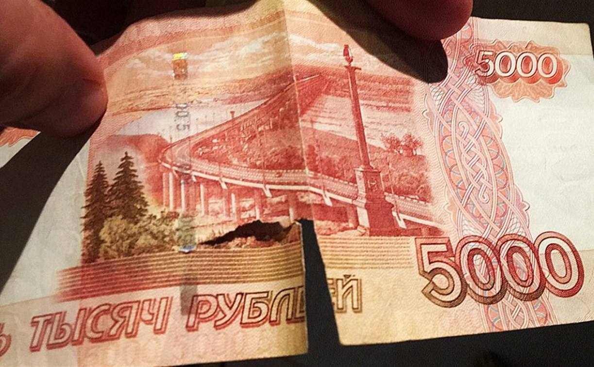 Банкноту с незначительными дефектами обязаны принять в любой торговой точке Условие хорошо видны номинал серия и номер Склеенную скотчем банкноту в магазине могут не принять её можно обменять в любом банке При получении сдачи покупатель может отказаться от купюры с дефектом