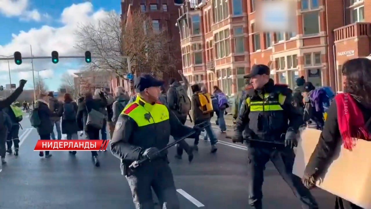 Около 700 человек задержали на акции протеста в Нидерландах  Накануне в Гааге прошла демонстрация экоактивистов. Они требовали прекращения субсидирования чиновниками использования ископаемых источников топлива в стране. Митингующие спровоцировали значительные пробки на дорогах.