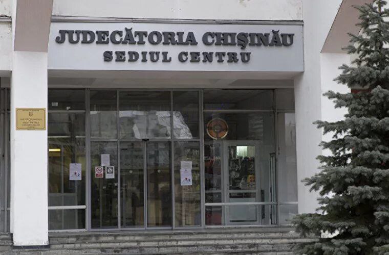 В Кишиневе мужчина напал на судью во время заседания В здании столичного суда центрального сектора во время процесса по делу о семейном насилии мужчина ударил судью газовым ключом Инцидент произошёл 25 августа сразу после того как была вынесена охранная мера в пользу дочери обвиняемого Помимо судьи пострадал и свидетель сопровождавший девушку его госпитализировали Агрессор задержан помещён под арест на 30 суток и стал фигурантом уголовного дела по факту хулиганства Подпишись на Moldova Liberă