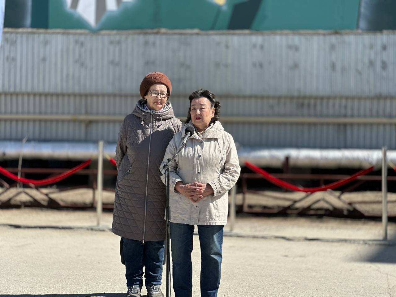 К 80-летию Великой Победы в Якутске появился уникальный мурал, посвящённый герою войны Донскому Феодосию Семёновичу Фасад многоэтажного дома в 202-м микрорайоне, корпус 1, превратился в настоящее произведение искусства. Новый мурал увековечил память о выдающемся участнике Великой Отечественной войны — Донском Феодосии Семёновиче, который внёс неоценимый вклад в Победу. Феодосий Семёнович участвовал в штурме Берлина — одном из ключевых событий последнего этапа войны. После взятия Рейхстага он оставил на его стене историческую надпись: «Были и мы: из Якутии Донской Ф. С., из Чувашии Коннов Ф. Ф.» . Эта короткая, но глубокая фраза стала символом единства народов Советского Союза, сражавшихся за свободу своей Родины. На мурале запечатлён момент, когда Донской Феодосий Семёнович пишет эту памятную надпись. Художники постарались передать не только историческую значимость события, но и его эмоциональную глубину. Этот образ напоминает о героизме советских солдат и важности сохранения памяти о Великой Отечественной войне. На торжественном открытии мурала присутствовали глава города Якутска Евгений Григорьев и дочери Феодосия Семёновича. Евгений Николаевич отметил, что этот проект — это не только дань уважения великому подвигу наших предков, но и важный вклад в воспитание патриотизма у молодого поколения. Дочери героя выразили благодарность за бережное отношение к памяти их отца и подчеркнули значимость подобных инициатив для сохранения истории. Мурал уже стал настоящим украшением микрорайона и источником гордости для его жителей. Он напоминает всем нам о том, что Победа была достигнута общими усилиями всех народов нашей страны, и призывает сохранять память о подвиге тех, кто сражался за мирное будущее.