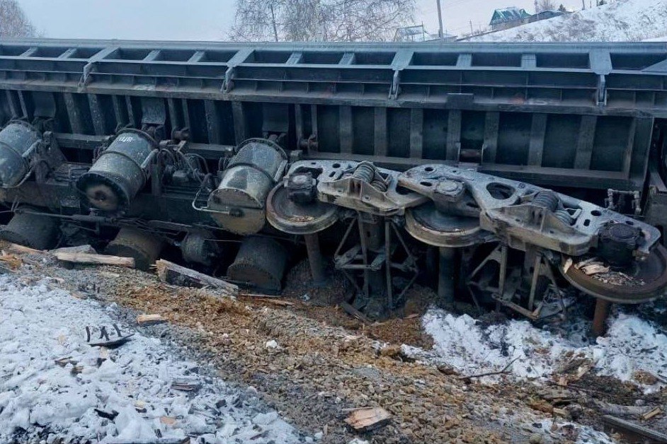 Первого января с рельс сошли четыре грузовых вагона с рудой, два из них опрокинулись. Все это произошло на подъездном железнодорожном пути в районе станции Учалы в Челябинской области.  Из-за схода вагонов никто не пострадал. Задержек в движении поездов не произошло.  – Организована проверка исполнения законодательства о безопасности движения и эксплуатации железнодорожного транспорта, – сообщили в пресс-службе Уральской транспортной прокуратуры.