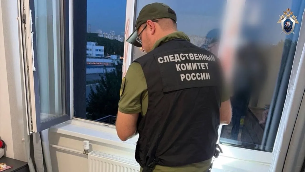Возбуждено уголовное дело по факту убийства женщины в Митино Сегодня 18 мая в правоохранительные органы обратился мужчина с заявлением о безвестном исчезновении супруги Следователями столичного СК совместно сотрудниками оперативных служб был детально и поминутно восстановлен маршрут передвижения женщины а также осмотрены и изучены камеры видеонаблюдения по местам ее следования Установлена квартира где последний раз видели женщину в ходе осмотра квартиры обнаружено тело женщины с признаками насильственной смерти а по подозрению в указанном преступлении задержан знакомый потерпевшей Возбуждено уголовное дело по признакам преступления предусмотренного ч 1 ст 105 УК РФ убийство Митино в Макс Телеграм