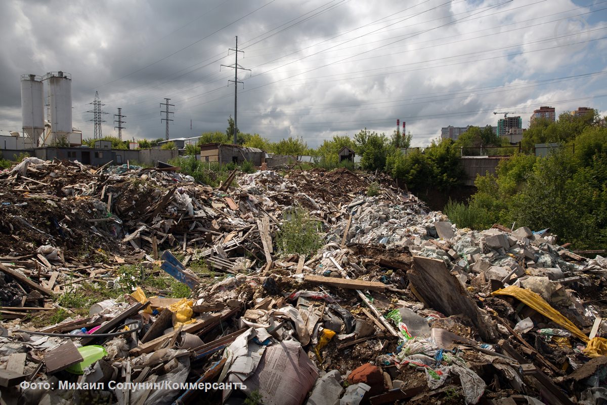 Минэкологии Нижегородской области в 2025 году планирует ликвидировать 180 из почти 300 нелегальных свалок К ноябрю выполнено три четверти объема работ Однако ежегодно появляются новые свалки в основном из строительного мусора Власти намерены усилить контроль за отходами в проекты по утилизации готовы вкладываться инвесторы отметили в министерстве Депутаты заксобрания предложили активнее искать и штрафовать собственников мусора чтобы они лучше контролировали перевозчиков и отходы попадали на полигоны а не в леса Эксперты отметили снижение числа свалок однако напомнили что крупнейшие опасные объекты накопленного экологического ущерба в регионе законсервированы а не ликвидированы Подробнее о ситуации читайте в материале Ъ Приволжье Отходам ищут авторский надзор Подписывайтесь на Ъ Приволжье