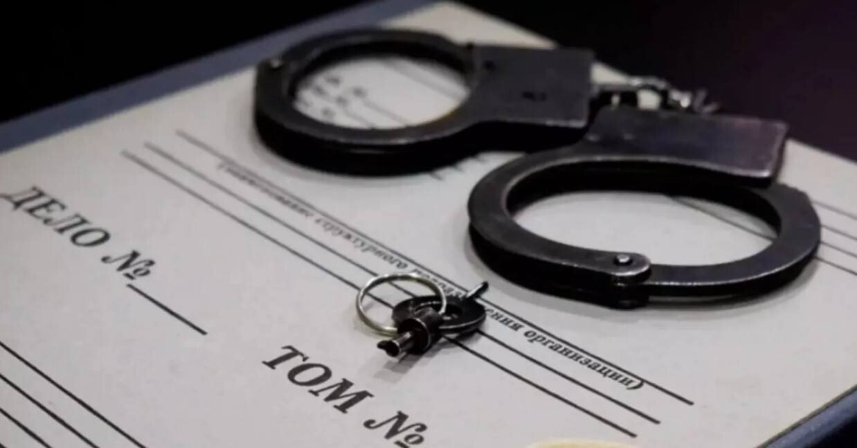 В Хабаровском крае расследуют похищение школьника Подозреваемые задержаны и заключены под стражу В отношении двух жителей Хабаровского края возбуждено уголовное дело по факту похищения семиклассника сообщает прокуратура региона По версии следствия 40 летний и 38 летний жители поселка Хор района им Лазо похитили 13 летнего мальчика подозревая его в краже наркотических веществ По информации СУ СК России по Хабаровскому краю и ЕАО ребенка доставили в дом где удерживали причиняя ему телесные повреждения В прокуратуре отмечают что подросток получил множественные травмы С учетом позиции прокуратуры района им Лазо суд избрал меру пресечения в виде заключения под стражу двум местным жителям 40 и 38 лет в отношении которых возбуждено уголовное дело о похищении несовершеннолетнего п а в д ч 2 ст 126 УК РФ говорится в сообщении ведомства В настоящее время устанавливаются детали инцидента moscow post com