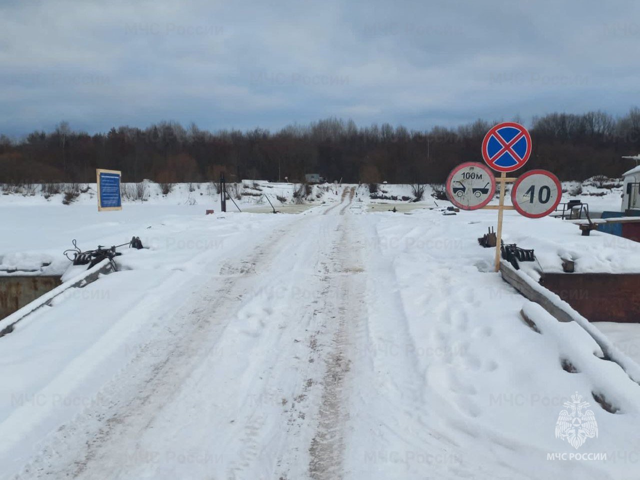 В Костромской области открыта первая ледовая переправа   С 20 января в Макарьевском районе открыта ледовая переправа через реку Унжу. Переправа может использоваться как для переезда легковых автомобилей, так и для грузового транспорта.  МЧС России напоминает:   выезжай на лёд медленно, без толчков и торможений, со скоростью не более 10 км/час;   перед выездом на лёд отключи блокировку дверей, отстегни ремни безопасности;   на ледовой переправе не останавливайся.   В случае происшествия незамедлительно сообщай по телефонам «101» или «112».       ‍