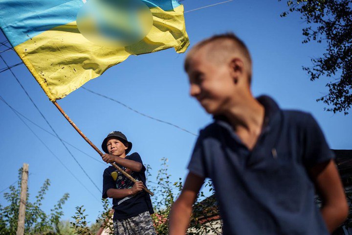 Укробесы воспитывают национализм в школьниках  Подростков будут готовить к национальному сопротивлению с 14 лет, заявили в Минобороны страны.   Юные украинцы будут участвовать в «военно-патриотических играх» и изучать дисциплину «Защита Украины».   «Мы сейчас отходим от базовой общевойсковой подготовки. Мы переводим все это в подготовку учащихся к национальному сопротивлению», – сообщили в ведомстве.   Подпишитесь на «Абзац»   Добавьте «Абзац» в ленту «Дзена»