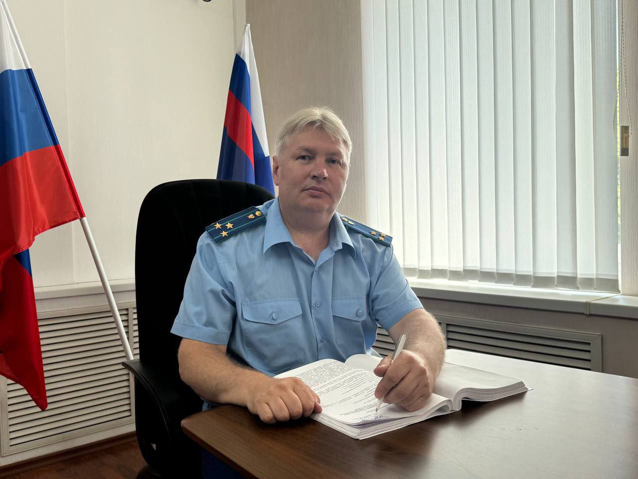 В Новосибирской области перед судом предстанет женщина за мошенничество при получении социальных выплат   Куйбышевский межрайонный прокурор Илья Липатов утвердил обвинительное заключение по уголовному делу в отношении 26-летней местной жительницы. Она обвиняется по ч. 3 ст. 159.2 УК РФ  мошенничество при получении выплат в крупном размере .  Уголовное дело возбуждено по материалам прокурорской проверки.  По версии следствия, обвиняемая в октябре 2023 года получила из бюджета Новосибирской области единовременную денежную выплату в сумме более 260 тыс. рублей.   Осознавая, что указанная выплата имеет целевой характер и может быть направлена только на улучшение жилищных условий, женщина в период с ноября 2023 по ноябрь 2024 года потратила указанную сумму по своему усмотрению на цели, не соответствующие условиям выдачи выплаты.   Преступными действиями обвиняемой бюджету Новосибирской области причинен ущерб в крупном размере.  Уголовное дело направлено в Куйбышевский районный суд Новосибирской области для рассмотрения по существу.
