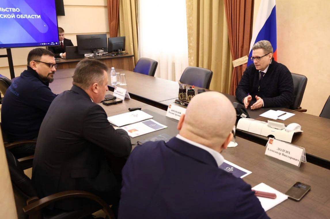 Губернатор Вологодской области Георгий Филимонов провёл встречу с сенатором Евгением Богомазовым Обсудили итоги работы за 2025 год и продвижение ключевых инициатив региона в Совете Федерации Сенатор стал соавтором пяти законопроектов и активно поддерживает проекты по народосбережению Глава региона отметил важность региональных недель и контроль ремонта социальных объектов а также наставничество над финалистом проекта Герои Русского Севера Александром Зайцевым Вологда Регион 35ТВ в MAX