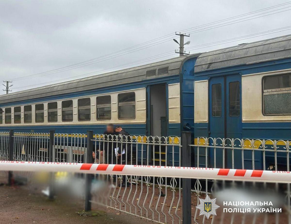 Четыре человека погибли и 12 ранены в результате взрыва на ж д вокзале в Овруче Житомирской области официально сообщает полиция Предварительно установлено что пограничники проверяли документы у пассажиров поезда когда на перроне один из мужчин достал взрывное устройство после чего произошел взрыв Погиб сам мужчина 23 летний житель Харькова а также три женщины 29 58 и 82 лет жительницы Коростенского района и пограничница Сайт Страна X Twitter Прислать новость фото видео Реклама на канале Помощь