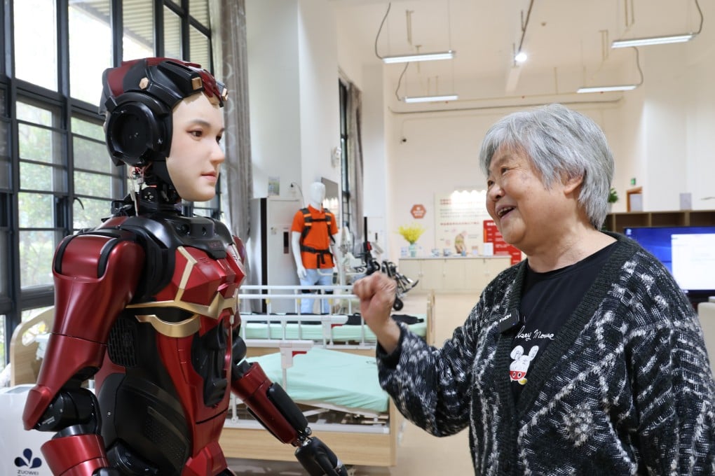 SCMP: В Китае за пожилыми людьми будут ухаживать роботы. Пекин запустил государственную пилотную программу, цель которой - обеспечить роботизированную помощь на дому и в домах престарелых в условиях быстрого старения населения и нехватки рабочей силы. Роботы будут работать также с людьми с ограниченными возможностями и с когнитивными нарушениями. По прогнозам, к 2035 году численность пожилого населения превысит 400 миллионов человек, что составит более 30% от общей численности населения.