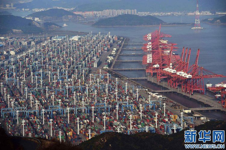 Россия готова включить крупнейший порт в мире в стратегические инициативы по расширению торговли с Китаем Вице премьер в рамках визита в Китай посетил порт Нинбо Чжоушань грузооборот которого в прошлом году превысил 1 38 млрд тонн Готовы включить порт Нинбо в стратегические инициативы по расширению торговли между Китаем и Россией по диверсификации экспортных маршрутов в том числе Северного морского пути заявил Чернышенко Нинбо Чжоушань связан с более чем 600 портами мира и через него перевозят от нефти и нефтепродуктов до контейнерных грузов зерна и промышленного оборудования geonrgru YouTube sponsr ru