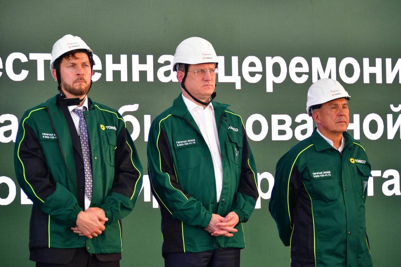 Минниханов и Новак запустили новую установку гидрокрекинга на «ТАНЕКО» Рустам Минниханов и Александр Новак приняли участие в церемонии запуска новой установки гидрокрекинга-2 на комплексе «ТАНЕКО». Этот объект имеет стратегическое значение для дальнейшего развития предприятия. Раис Татарстана Рустам Минниханов отметил высокий уровень профессионализма коллектива. «Наши специалисты способны сами создавать такие уникальные объекты. Это говорит о высоком профессионализме коллектива. Все проекты реализуются качественно и в срок. „ТАНЕКО“ — вы большие молодцы!» — подчеркнул он. После запуска установки Минниханов и Новак вручили сотрудникам «ТАНЕКО» государственные награды за вклад в развитие нефтеперерабатывающей отрасли. -24 Отправить новость