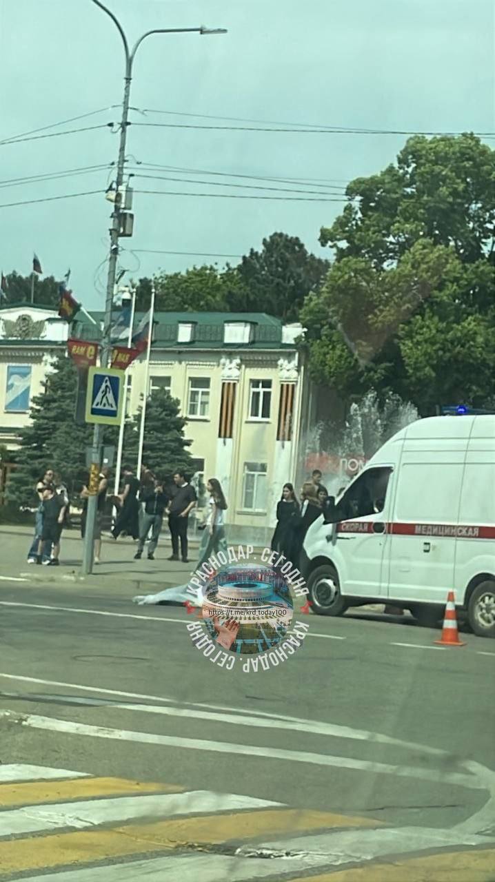 В Белореченске 16-летний подросток на питбайке сбил насмерть пенсионерку на пешеходном переходе! Трагедия произошла сегодня днём на улице Ленина. Подросток, по словам очевидцев, ехал на заднем колесе, по его словам это была случайность, и на полном ходу сбил 65-летнюю женщину, переходившую дорогу по "зебре". От полученных травм пешеход скончалась на месте до приезда скорой. Интересный факт–подросток уже привлекался за езду без прав, а на его родителей составлялись материалы за передачу ему управления транспортным средством, но не помогло. Приводится проверка. _____________________________ Есть интересная новость? Присылайте нам Краснодар Сегодня ПРИСЛАТЬ НОВОСТЬ