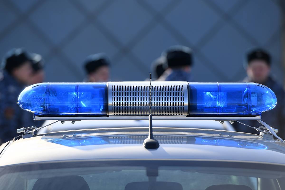 Перед самоубийством две семиклассницы из Санкт Петербурга общались по телефону с украинскими мошенниками Об этом сообщает Фонтанка По данным источника правоохранители изучили телефоны школьниц и выяснили что они общались с неизвестными следы которых ведут на Украину Ранее сообщалось школьниц нашли мертвыми с разницей в день Одну из девочек прохожие заметили под окнами 12 этажного жилого дома на улице Лагоды а вторую семиклассницу без признаков жизни обнаружили на проспекте Буденного в Красносельском районе