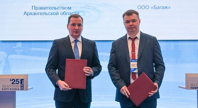 В Архангельске построят крупный логистический комплекс для рыбной отрасли Соглашение о строительстве хаба подписали губернатор Архангельской области Александр Цыбульский и директор компании Багаж Вячеслав Каменный в рамках Международного рыбопромышленного форума Проект предусматривает возведение специальных холодильников центра для передержки живого краба на 200 тонн и площадки для рефрижераторных контейнеров Объем инвестиций составит 2 5 миллиарда рублей К 2030 году в регионе появятся около 80 новых рабочих мест Комплекс станет опорным пунктом для экспорта краба и других морепродуктов а также укрепит позиции Архангельска как стратегического узла Северного морского пути