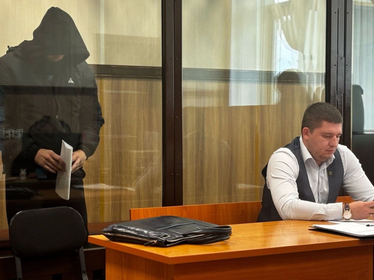 Горский стрелок отправится в СИЗО на месяц Ленинский районный суд постановил заключить под стражу Шучковского Александра, обвиняемого в причинении тяжкого вреда здоровью. По информации правоохранительных органов, вечером 30 апреля в мкр. Горский обвиняемый выстрелил в мужчину из травмата. Пострадавший получил тяжелое ранение. Подозреваемый был задержан 26 мая в порядке ст. ст. 91 и 92 УПК РФ, 23 мая 2025 года ему предъявлено обвинение. Сегодня суд постановил оставить Шучковского в СИЗО до 26 июля. Постановление в законную силу не вступило.