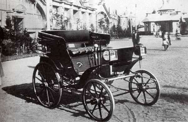 День в истории 129 лет назад ввели первый налог на авто 1896 год ознаменовался рождением отечественного автотранспорта В июле представили первый русский автомобиль от петербургских изобретателей Е Яковлева и П Фрезе 18 сентября того же года Городская дума приняла решение об обложении всех механических экипажей налогом в 15 рублей в год такой же налог платили тогда владельцы конных экипажей Подписаться на Легендарный Петербург