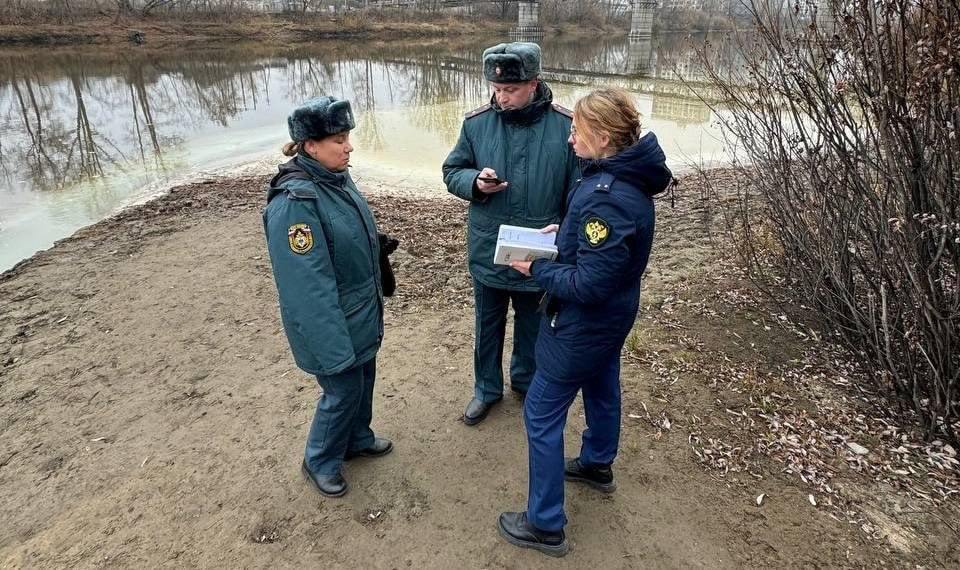 В Новосибирске прокуратура начала проверку по факту загрязнения реки Иня в Первомайском районе. Об этом сообщили в пресс-службе региональной прокуратуры.  Ранее в СМИ появилась информация от местных жителей, что в реку сливаются отход, и вода в ней приобретает белесый цвет. Также некоторые сибиряки отмечали химический запах реки.  В рамках проверки отобраны пробы воды, проводится их исследование,  — добавляют в надзорном ведомстве.  В региональном Росприроднадозоре также сообщают, что были взяты пробы сточной воды в общедоступном месте. Результаты исследований пока неизвестны.  #новосибирск