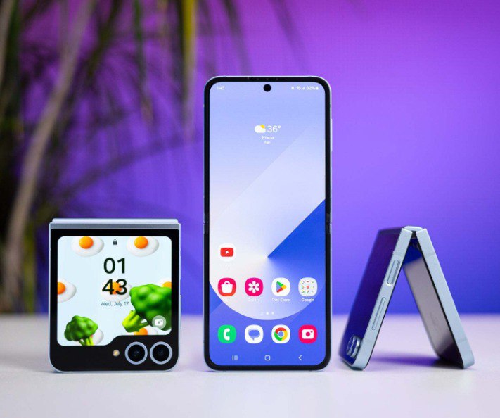  Инсайдеры слили всё — Galaxy Z Flip 7 покажут только завтра, а мы уже знаем, что внутри Официальной презентации ещё не было, но благодаря утечкам материалов уже известно почти всё о Galaxy Z Flip 7. И выглядит неплохо Экран стал больше: – основной: 6,9″ AMOLED, 120 Гц; – внешний: 4,1″ — на нём теперь можно читать сообщения, управлять музыкой, смотреть виджеты без открытия телефона. Начинка — флагманская: – Snapdragon 8 Gen 3 или Exynos 2500 для Европы; – 12 ГБ оперативной, 256 или 512 ГБ встроенной памяти; – Android 15 + One UI 7. Батарея: 4300 мА·ч — улучшили на 300 мА·ч по сравнению с предыдущей моделью. Это важно — Flip ы страдали от автономности. Камеры: 50 + 12 Мп сзади и 10 Мп фронталка. Обещают, что ИИ теперь лучше обрабатывает портреты и ночные кадры. Дизайн: – стал тоньше и аккуратнее, шарнир почти без зазора. – новые цвета, включая голубой и мятный. Flip 7 — это «вау, хочу» или «опять то же самое»?