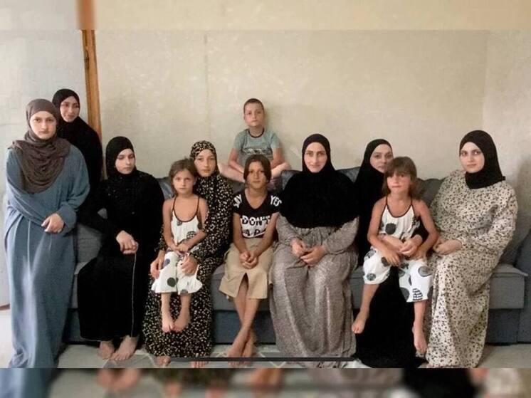 Президент Российской Федерации Владимир Путин присвоил жительнице Дагестана Мисиди Шамхаловой звание Мать героиня Соответствующий указ опубликован на официальном интернет портале правовой информации Как отмечается в документе высокое звание присвоено за большие заслуги в укреплении института семьи и воспитании детей Мисиди Рамазановна является вдовой которая одна воспитывает десятеро детей девять дочерей и сына Дагестанка работает на рынке и своим трудом обеспечивает большую семью Звание Мать героиня является высшей государственной наградой для многодетных матерей Оно присваивается женщинам родившим и воспитавшим десять и более детей