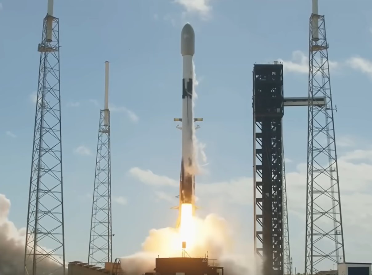 SpaceX вывела на орбиту 10000 й спутник Starlink В воскресенье 19 октября ракета носитель Falcon 9 стартовала с базы Космических сил США в Калифорнии На борту находилась новая партия из 28 спутников Starlink среди которых оказался юбилейный 10000 й аппарат Пуск стал 132 м для ракеты Falcon 9 в 2025 году догнав рекордный показатель за прошлый год