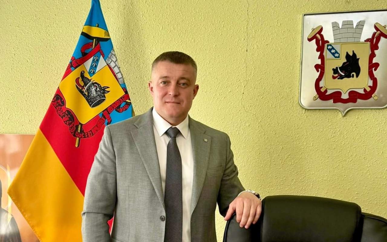 Сергей Курносов переизбран главой города Рыльска Депутаты Рыльской городской Думы в Курской области на заседании в среду избрали главу города. В результате голосования на пост повторно был избран Сергей Курносов, который занимает эту должность с 2020 года после ухода с поста Дмитрия Великодного. Помимо него, на должность претендовала Наталья Мугалева, которая является начальником отдела по социальным и правовым вопросам администрации Рыльска. Курносов выразил благодарность депутатам за оказанное доверие и поддержку, подчеркнув важность совместной работы на благо города и его жителей. До назначения на должность главы Рыльска Курносов являлся директором МКП «Рыльские коммунальные сети».