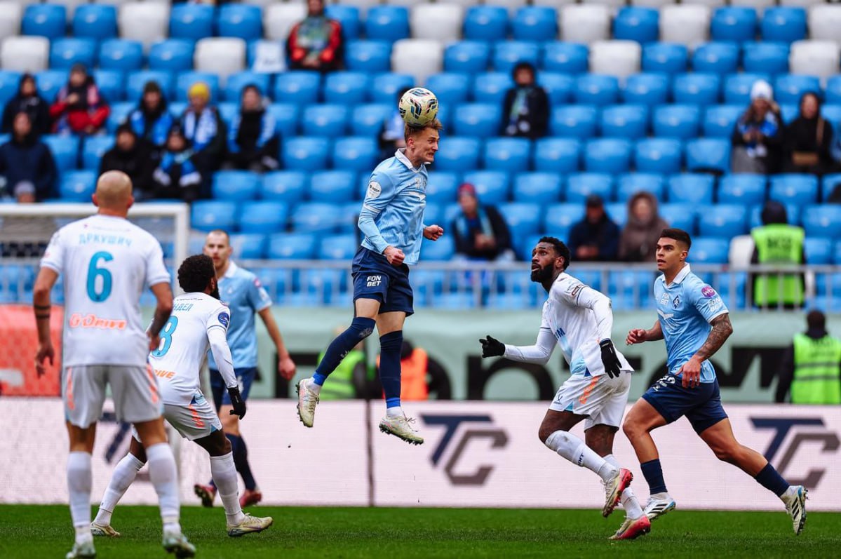 Крылья Советов прервали победную серию Зенита в РПЛ Петербургский Зенит сыграл вничью с самарскими Крыльями Советов в матче 15 го тура РПЛ Матч в Самаре закончился со счетом 1 1 Хозяева открыли счет на 50 й минуте забил Фернандо Костанца Гости ответили голом Максима Глушенкова 56 который забил из за пределов штрафной Перед матчем главный тренер Зенита Сергей Семак говорил что состояние поля в Самаре далеко от оптимального не везде есть трава Поле стадиона было повреждено после мероприятий форума Россия спортивная держава но РПЛ признала его пригодным У Зенита прервалась трехматчевая победная серия команда Сергея Семака занимает третье место в турнирной таблице У Крыльев Советов седьмой матч без побед в РПЛ и 13 я строчка Крылья Советов Подписаться на РБК Спорт