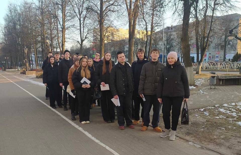 Сегодня в Беларуси проходит репетиция централизованного экзамена для одиннадцатиклассников.   В Жодино  будущие выпускники сдают РЦЭ на базе государственного и политехнического колледжей.  В репетиции централизованного экзамена, по предварительной информации, принимают участие 333 учащихся 11-х классов города.   Самый популярный предмет РЦЭ – русский язык  сдают 120 человек , на втором месте – математика  97 , на третьем – обществоведение   40 , на четвертом – биология  21 .  Стартовали испытания – в 11.00.   Подпишись