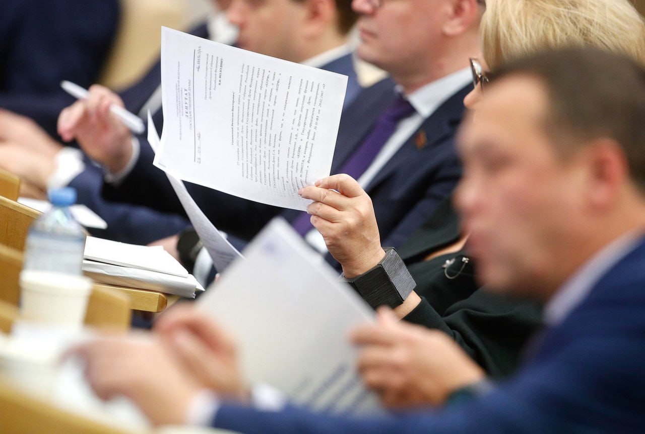 Для взяточников предложили ввести прогрессивное наказание В беседе с «Абзацем» депутат Госдумы Михаил Шеремет призвал разработать прогрессивную шкалу наказания для коррупционеров. По его словам, если масштабные хищения выявляются именно у чиновника, то для следствия и суда факт высокого звания должен выступать как отягчающее обстоятельство, ведущее к кратному ужесточению ответственности. «Зачастую, как только гражданин становится высокопоставленным чиновником, его ближайшее окружение в одно мгновение превращается в очень эффективных бизнесменов и успешных бизнесвумен. В этом направлении нашим силовикам есть над чем работать и к чему стремиться. Со своей стороны обязуюсь дополнительно проработать в комитете по безопасности и противодействию коррупции ряд ужесточающих наказание инициатив. <...> Эти меры будут включать прогрессивное уголовное наказание для коррупционеров в зависимости от объема ими украденного», – отметил Шеремет. Читайте статью до конца. Подпишитесь на «Абзац» Добавьте «Абзац» в ленту «Дзена»