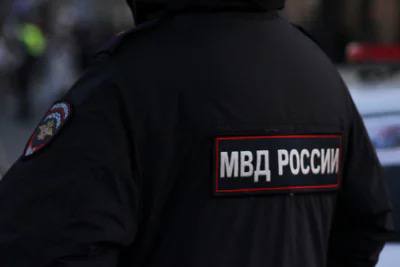 Тульская полиция раскрыла подробности произошедшего в деревне Нижнее Елькино Напомним вчера вечером в местном рехабе где проходили реабилитацию люди с алкогольной и наркотической зависимостью произошел конфликт с поножовщиной и стрельбой Как сообщили в пресс службе УМВД России по Тульской области в ходе конфликта один мужчина напал на другого с ножом Прибывшие на место полицейские неоднократно требовали прекратить противоправные действия Однако мужчина не реагировал более того он повел себя агрессивно и направился в сторону стражей порядка угрожая тем ножом В соответствии с положениями ФЗ О полиции один из сотрудников применил табельное оружие произведя несколько выстрелов предупредительных и в сторону нападавшего сообщили в Управлении От полученных огнестрельных ранений агрессор скончался Второго участника конфликта удалось спасти он госпитализирован В настоящее время проводится полиция проводит проверку все обстоятельства произошедшего устанавливаются